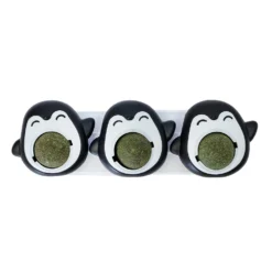 Pingüinos con Catnip Ball