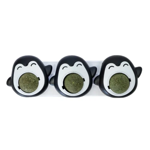 Pingüinos con Catnip Ball